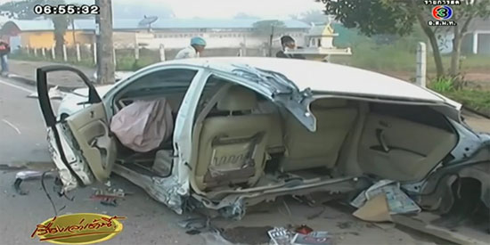 รถชนเสาไฟฟ้า รถชนเสาไฟฟ้า