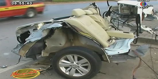 รถชนเสาไฟฟ้า รถชนเสาไฟฟ้า