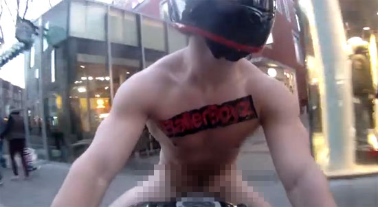 เปลือยกายขี่มอเตอร์ไซค์ เปลือยกายขี่มอเตอร์ไซค์