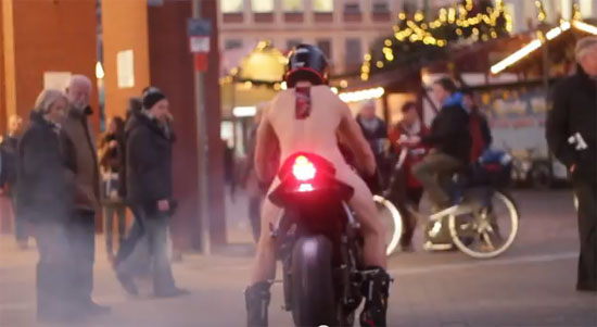 เปลือยกายขี่มอเตอร์ไซค์ เปลือยกายขี่มอเตอร์ไซค์