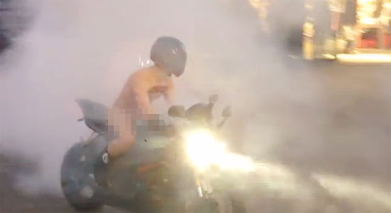 เปลือยกายขี่มอเตอร์ไซค์ เปลือยกายขี่มอเตอร์ไซค์