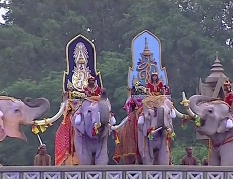 ในหลวงเสด็จทุ่งมะขามหย่อง