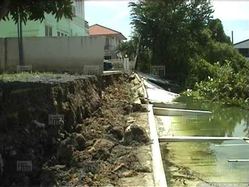 กำแพงหมู่บ้านโฮมเพลส-รังสิตถล่ม กำแพงหมู่บ้านโฮมเพลส-รังสิตถล่ม