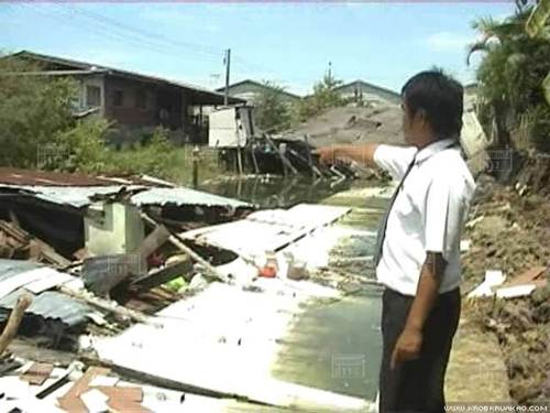 กำแพงหมู่บ้านโฮมเพลส-รังสิตถล่ม กำแพงหมู่บ้านโฮมเพลส-รังสิตถล่ม