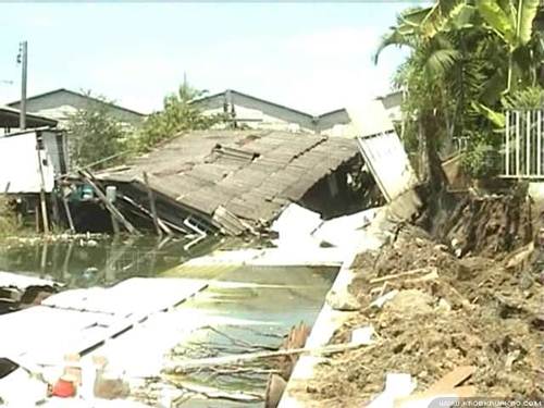 กำแพงหมู่บ้านโฮมเพลส-รังสิตถล่ม