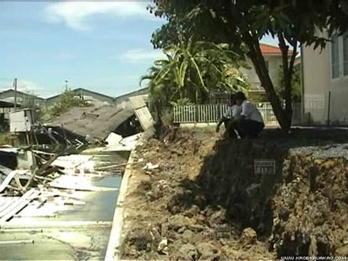 กำแพงหมู่บ้านโฮมเพลส-รังสิตถล่ม