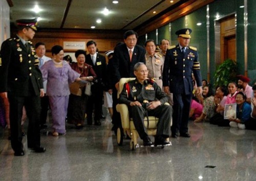 ในหลวงเสด็จทุ่งมะขามหย่อง