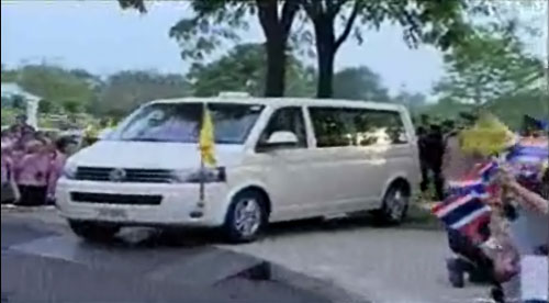 ในหลวงเสด็จทุ่งมะขามหย่อง