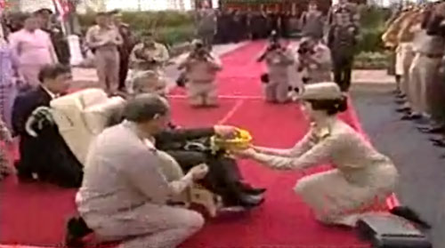 ในหลวงเสด็จทุ่งมะขามหย่อง