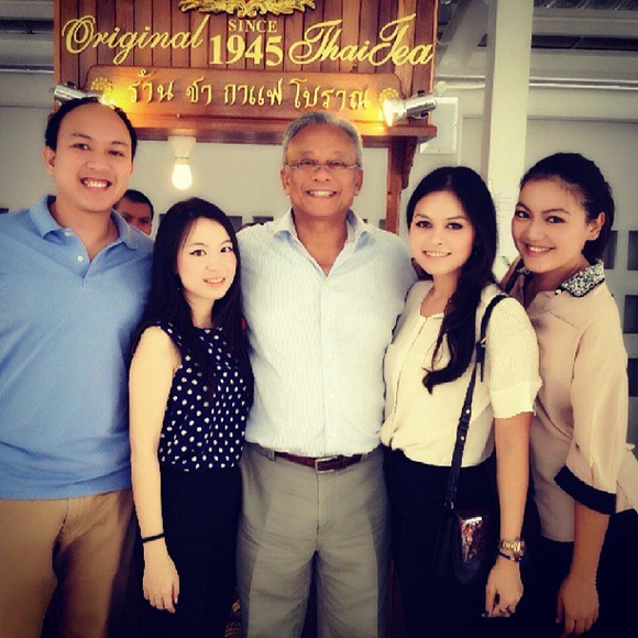 ครอบครัวสุเทพ เทือกสุบรรณ (ลูกที่เกิดจากภรรยาคนแรก) ครอบครัวสุเทพ เทือกสุบรรณ (ลูกที่เกิดจากภรรยาคนแรก)