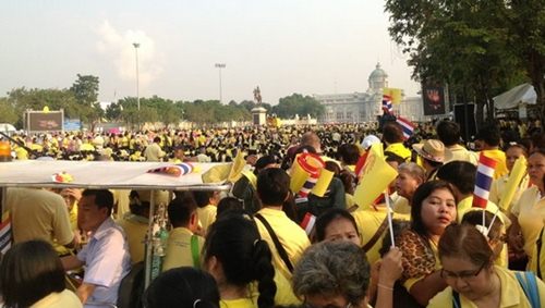 ในหลวงเสด็จสีหบัญชร