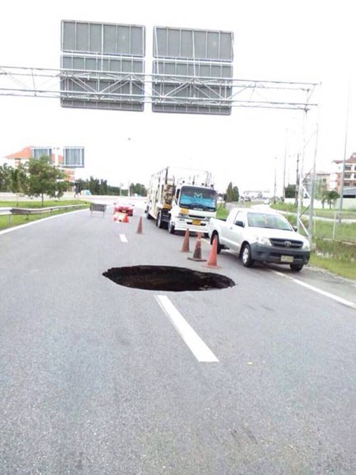 เตือนระวังหลุมยุบลึก 2 เมตร กลางมอเตอร์เวย์ขาออก