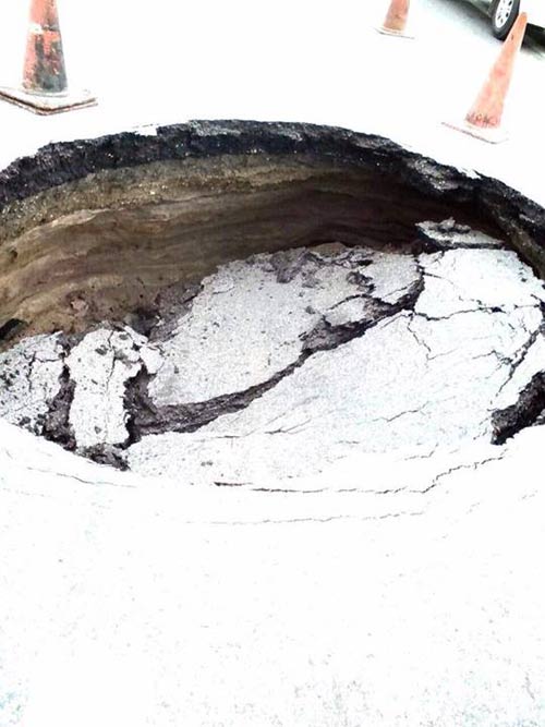 เตือนระวังหลุมยุบลึก 2 เมตร กลางมอเตอร์เวย์ขาออก