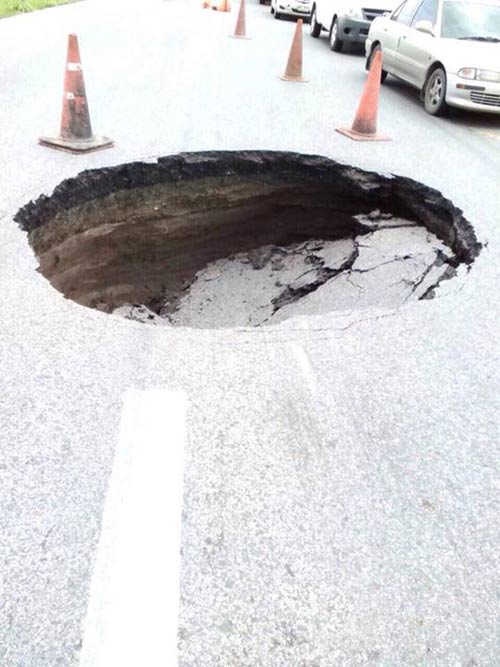 เตือนระวังหลุมยุบลึก 2 เมตร กลางมอเตอร์เวย์ขาออก