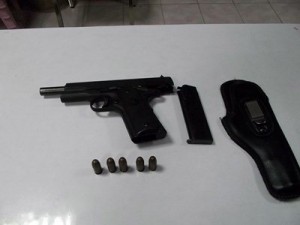 นักศึกษาขโมยปืนตำรวจ