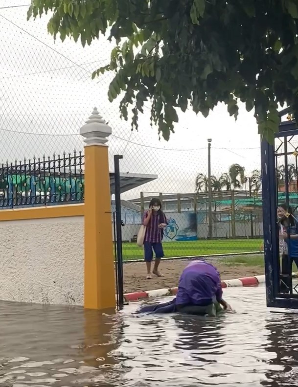 ฮีโร่เสื้อกันฝนม่วง ฮีโร่เสื้อกันฝนม่วง