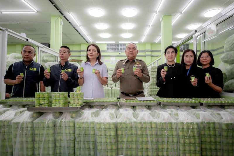 ทลายโรงงานเถื่อน ยาดมยี่ห้อดัง หลังมีข่าวพบปนเปื้อน ของกลางกว่า 2 ล้านชิ้น ทลายโรงงานเถื่อน ยาดมยี่ห้อดัง หลังมีข่าวพบปนเปื้อน ของกลางกว่า 2 ล้านชิ้น