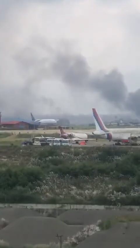 ชอตสุดระทึก การบินไทย เร่งเครื่องทะยานขึ้นฟ้า ฝ่าฉากจราจล ม็อบ Gen Z เนปาล ชอตสุดระทึก การบินไทย เร่งเครื่องทะยานขึ้นฟ้า ฝ่าฉากจราจล ม็อบ Gen Z เนปาล