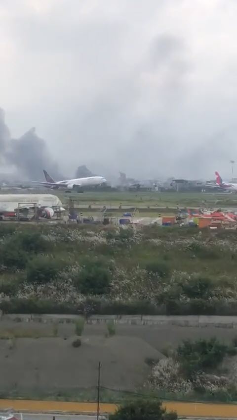 ชอตสุดระทึก การบินไทย เร่งเครื่องทะยานขึ้นฟ้า ฝ่าฉากจราจล ม็อบ Gen Z เนปาล ชอตสุดระทึก การบินไทย เร่งเครื่องทะยานขึ้นฟ้า ฝ่าฉากจราจล ม็อบ Gen Z เนปาล