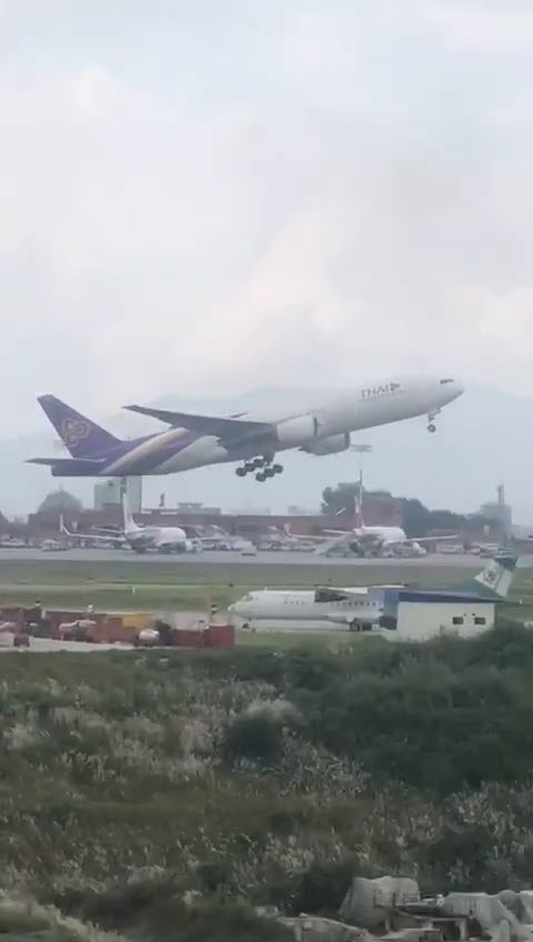 ชอตสุดระทึก การบินไทย เร่งเครื่องทะยานขึ้นฟ้า ฝ่าฉากจราจล ม็อบ Gen Z เนปาล ชอตสุดระทึก การบินไทย เร่งเครื่องทะยานขึ้นฟ้า ฝ่าฉากจราจล ม็อบ Gen Z เนปาล