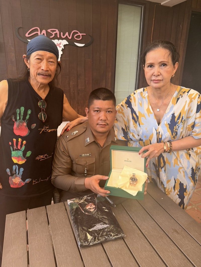 แอ๊ด คาราบาว ปลื้ม ! โซโล วรมัน โอภากุล ลูกชายติดยศว่าที่ พ.ต.ท. มอบ Rolex เป็นของขวัญ แอ๊ด คาราบาว ปลื้ม ! โซโล วรมัน โอภากุล ลูกชายติดยศว่าที่ พ.ต.ท. มอบ Rolex เป็นของขวัญ