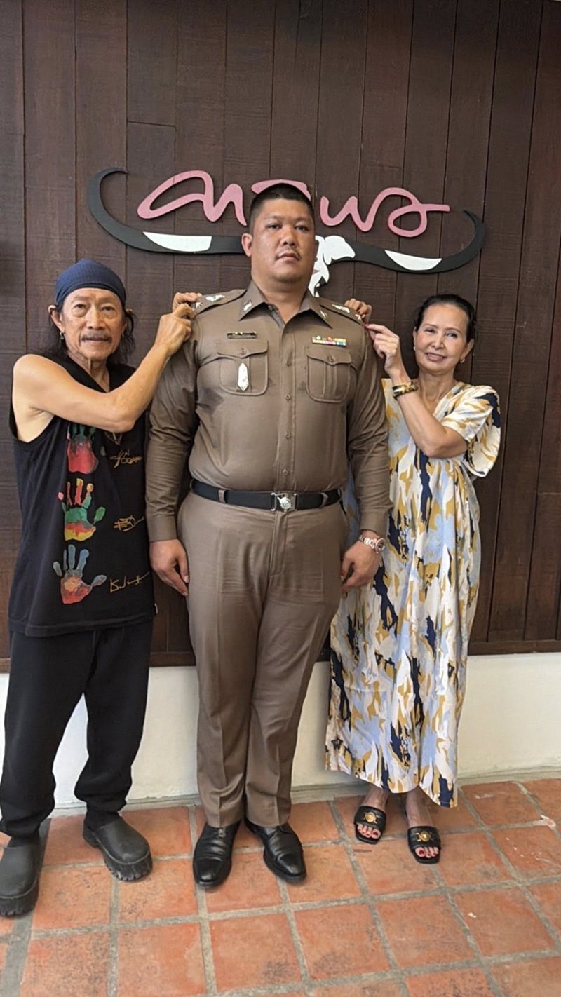 แอ๊ด คาราบาว ปลื้ม ! โซโล วรมัน โอภากุล ลูกชายติดยศว่าที่ พ.ต.ท. มอบ Rolex เป็นของขวัญ แอ๊ด คาราบาว ปลื้ม ! โซโล วรมัน โอภากุล ลูกชายติดยศว่าที่ พ.ต.ท. มอบ Rolex เป็นของขวัญ