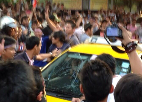 นักศึกษารามปะทะม็อบเสื้อแดง นักศึกษารามปะทะม็อบเสื้อแดง