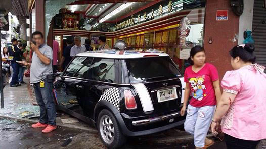 หนุ่มลมชักกำเริบ ขับเก๋งมินิคูเปอร์พุ่งชนร้านทองแม่ทองใบ หนุ่มลมชักกำเริบ ขับเก๋งมินิคูเปอร์พุ่งชนร้านทองแม่ทองใบ