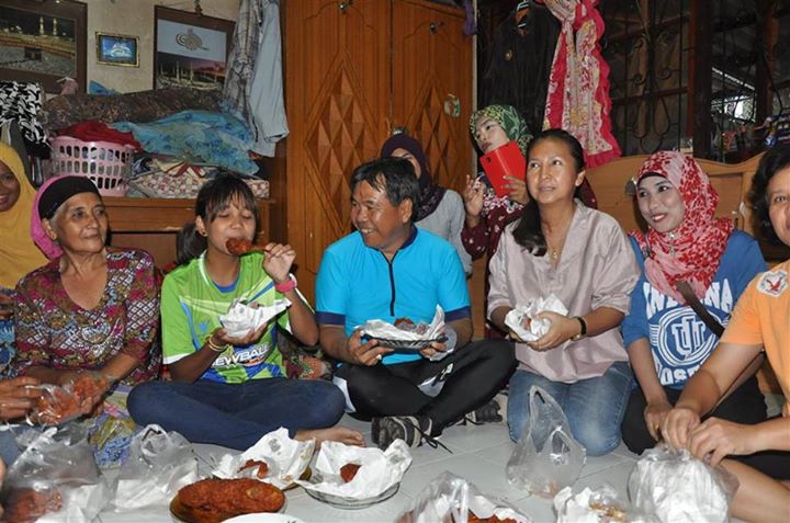 ผู้ว่าฯ สตูล ซื้อไก่ทอดไปฝาก น้องไลล่า เหนียวไก่หาย ผู้ว่าฯ สตูล ซื้อไก่ทอดไปฝาก น้องไลล่า เหนียวไก่หาย