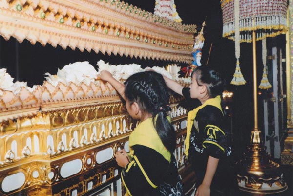 ภาพพระราชทาน สมเด็จพระเจ้าอยู่หัว - สมเด็จพระเทพฯ ถวายพระเพลิงพระบรมศพ ภาพพระราชทาน สมเด็จพระเจ้าอยู่หัว - สมเด็จพระเทพฯ ถวายพระเพลิงพระบรมศพ