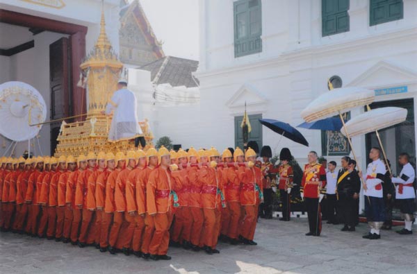 ภาพพระราชทาน สมเด็จพระเจ้าอยู่หัว - สมเด็จพระเทพฯ ถวายพระเพลิงพระบรมศพ ภาพพระราชทาน สมเด็จพระเจ้าอยู่หัว - สมเด็จพระเทพฯ ถวายพระเพลิงพระบรมศพ