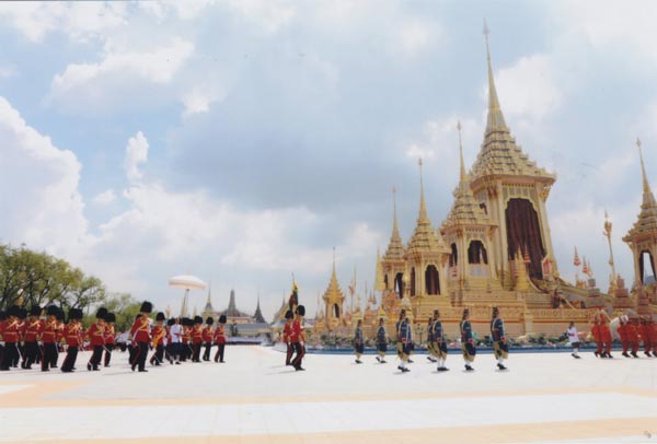 ภาพพระราชทาน สมเด็จพระเจ้าอยู่หัว - สมเด็จพระเทพฯ ถวายพระเพลิงพระบรมศพ ภาพพระราชทาน สมเด็จพระเจ้าอยู่หัว - สมเด็จพระเทพฯ ถวายพระเพลิงพระบรมศพ