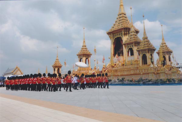 ภาพพระราชทาน สมเด็จพระเจ้าอยู่หัว - สมเด็จพระเทพฯ ถวายพระเพลิงพระบรมศพ ภาพพระราชทาน สมเด็จพระเจ้าอยู่หัว - สมเด็จพระเทพฯ ถวายพระเพลิงพระบรมศพ
