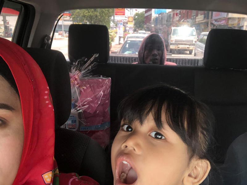 คนแปลกปีนขึ้นท้ายรถ คนแปลกปีนขึ้นท้ายรถ