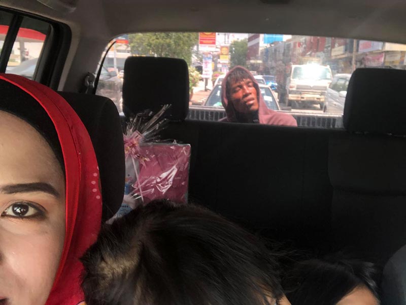 คนแปลกปีนขึ้นท้ายรถ คนแปลกปีนขึ้นท้ายรถ