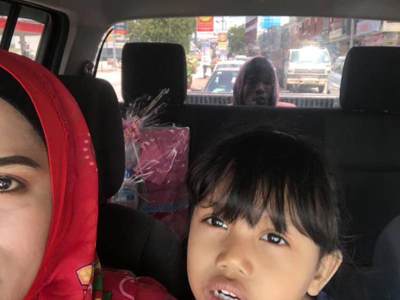 คนแปลกปีนขึ้นท้ายรถ คนแปลกปีนขึ้นท้ายรถ