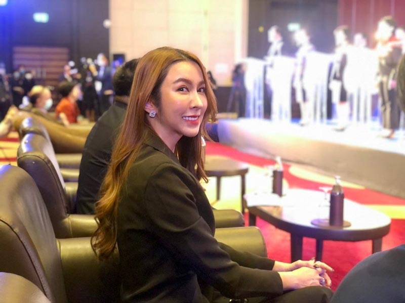 ไฮโซม่านฟ้า อรปภัตร จันทรสาขา ไฮโซม่านฟ้า อรปภัตร จันทรสาขา