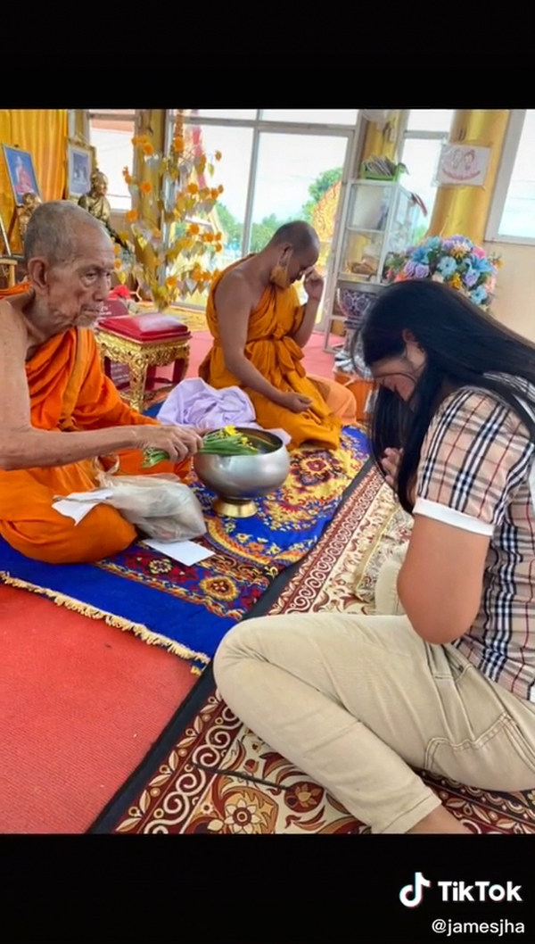 ถ่ายรูปติดหน้าคนแก่ ถ่ายรูปติดหน้าคนแก่