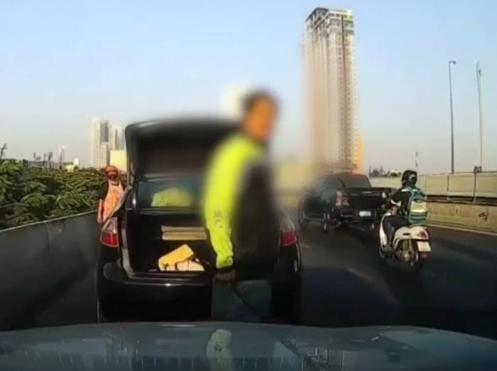 ขับรถปาดหน้า ทำร้ายร่างกาย ขับรถปาดหน้า ทำร้ายร่างกาย