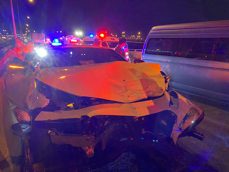 เบนซ์ชนท้ายเก๋ง บนทางด่วน เบนซ์ชนท้ายเก๋ง บนทางด่วน