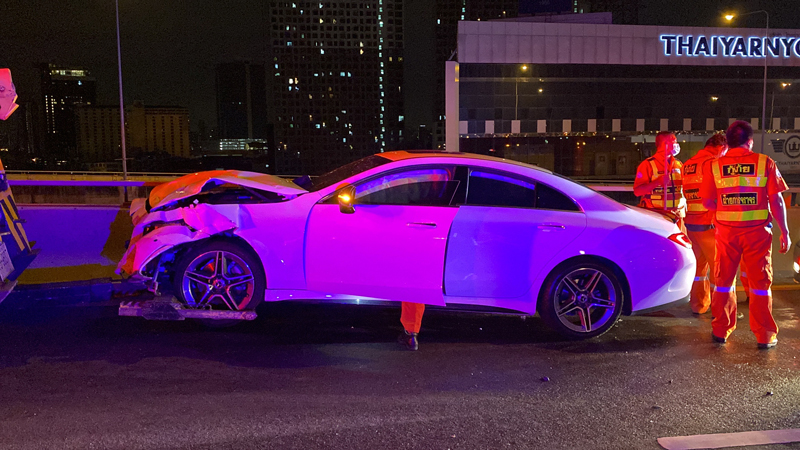 เบนซ์ชนท้ายเก๋ง บนทางด่วน เบนซ์ชนท้ายเก๋ง บนทางด่วน