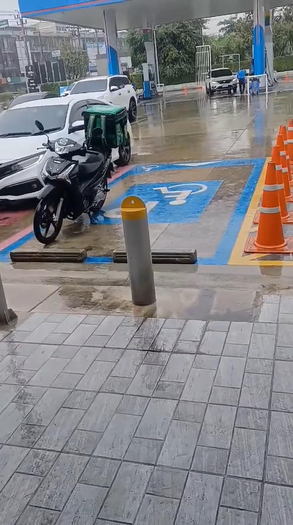 จอดรถที่คนพิการ จอดรถที่คนพิการ