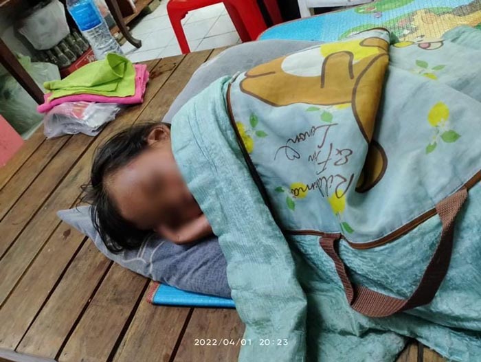 แม่ตีลูกกลางร้านเนื้อย่าง แม่ตีลูกกลางร้านเนื้อย่าง