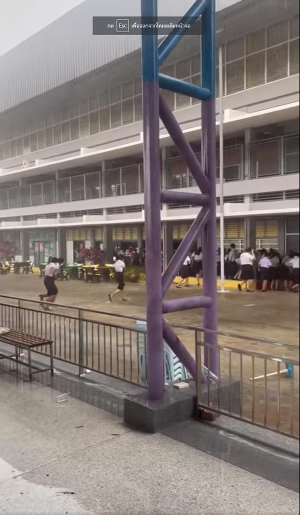 พายุถล่ม วันซ้อมรับปริญญา พายุถล่ม วันซ้อมรับปริญญา