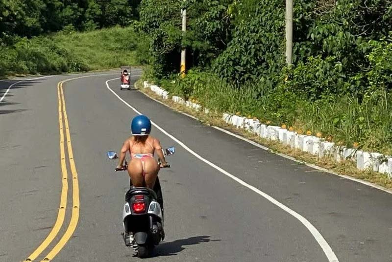 สาวบิกินี่ ขี่มอเตอร์ไซค์ สาวบิกินี่ ขี่มอเตอร์ไซค์