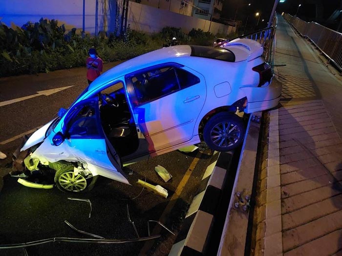 เก๋งตกสะพานกลับรถจักรยานยนต์ เก๋งตกสะพานกลับรถจักรยานยนต์