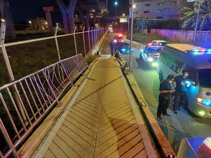 เก๋งตกสะพานกลับรถจักรยานยนต์ เก๋งตกสะพานกลับรถจักรยานยนต์