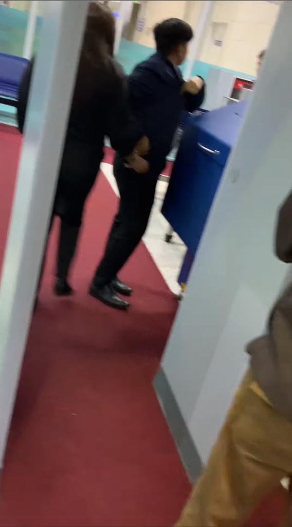 เจ้าหน้าที่สนามบินขโมยเงินผู้โดยสาร เจ้าหน้าที่สนามบินขโมยเงินผู้โดยสาร