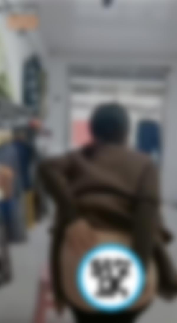 แม่ค้าถอดเสื้อขายเสื้อผ้า แม่ค้าถอดเสื้อขายเสื้อผ้า