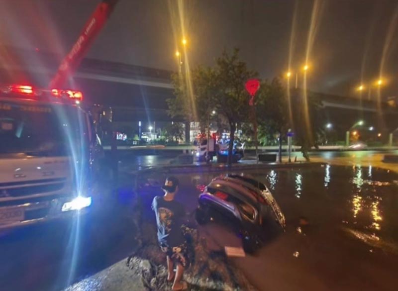 รถตกคูน้ำ ตอนน้ำท่วม รถตกคูน้ำ ตอนน้ำท่วม